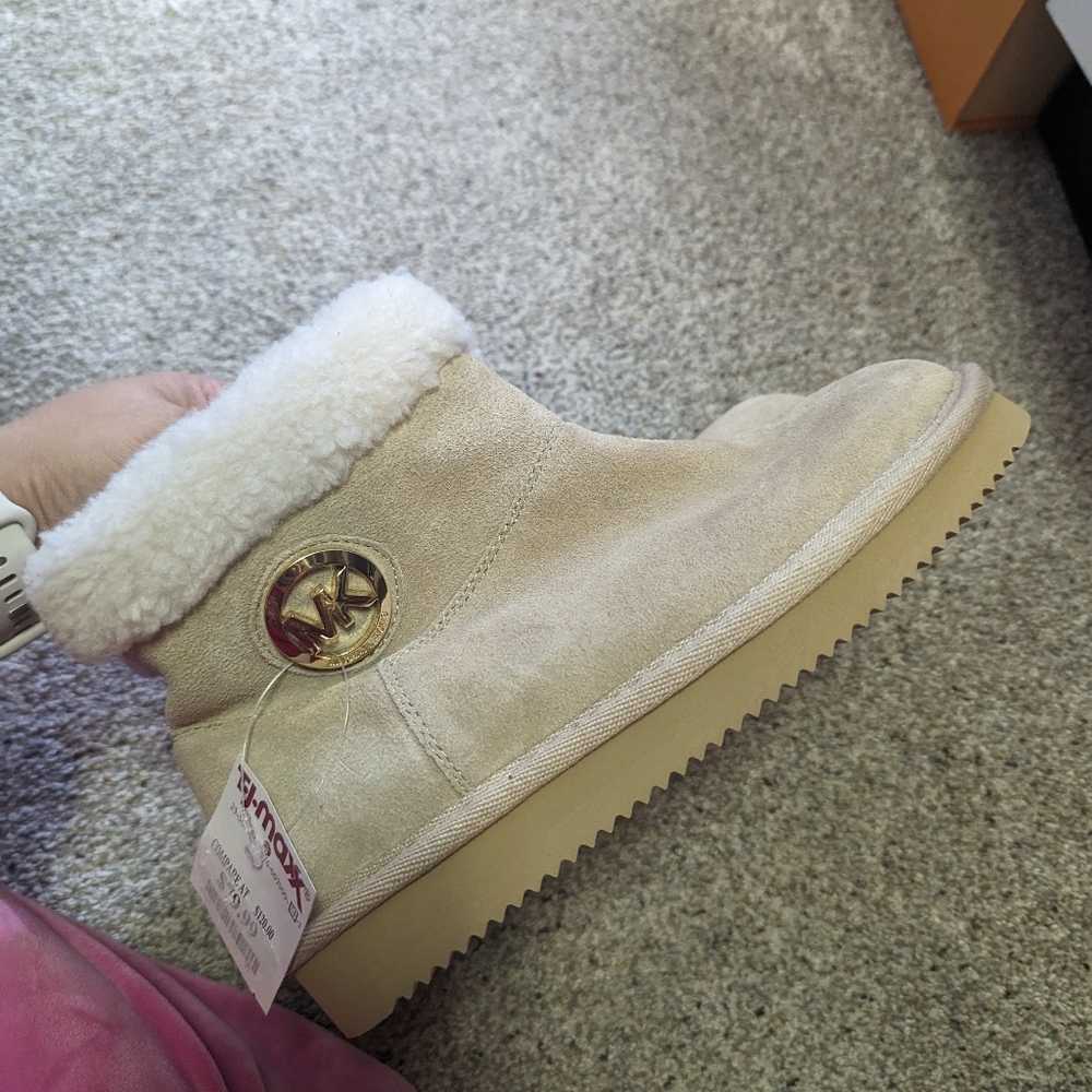 Michael Kors Cream Winter Boots with Plush Lining - Picture 3 of 5